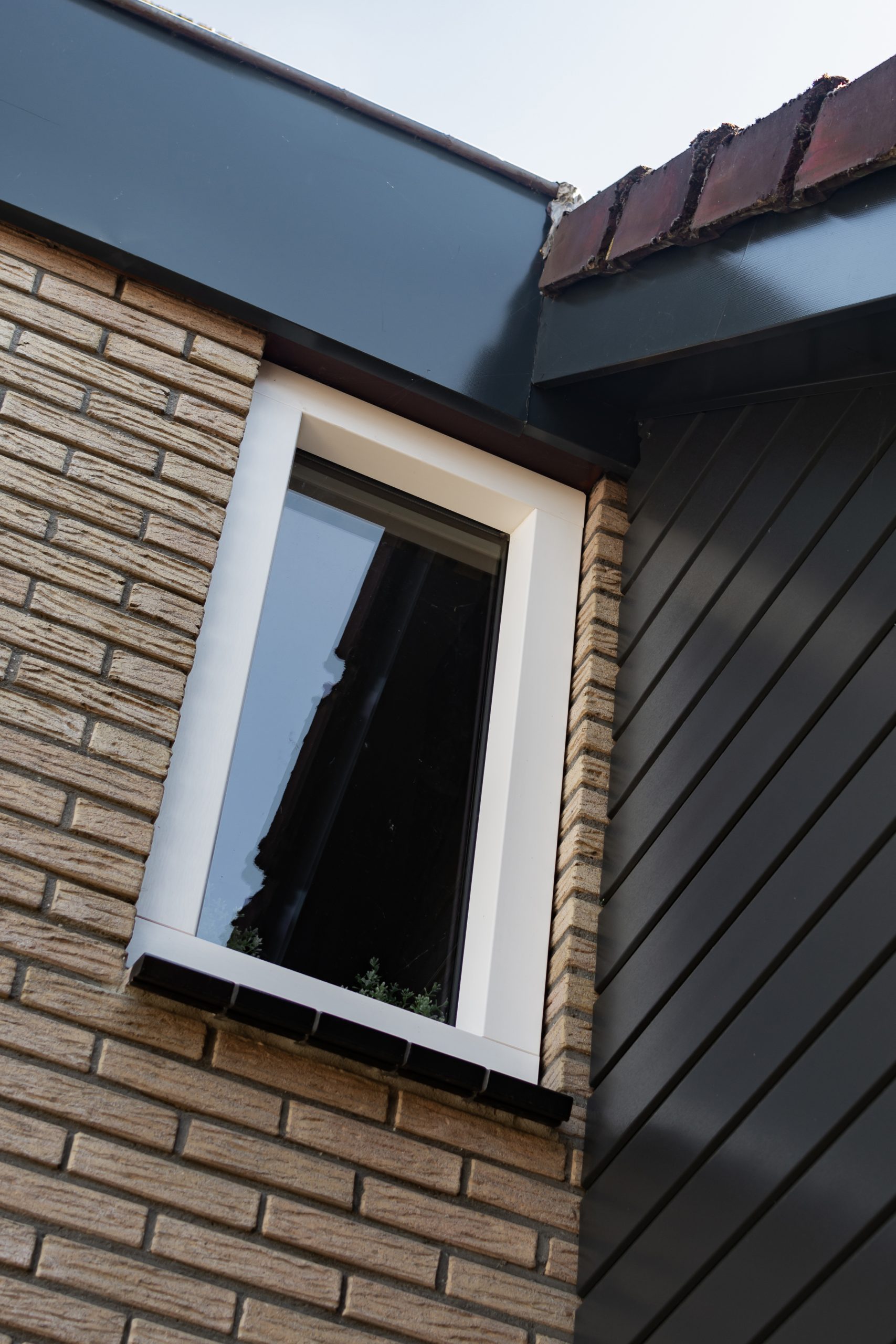 Kunststof raam met dubbele beglazing voor verbeterde geluidsisolatie en warmtebehoud.